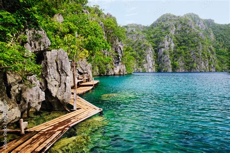  Kayangan Lake: น้ำสีฟ้าคราม ล้อมรอบด้วยโขดหินปูนที่งดงาม