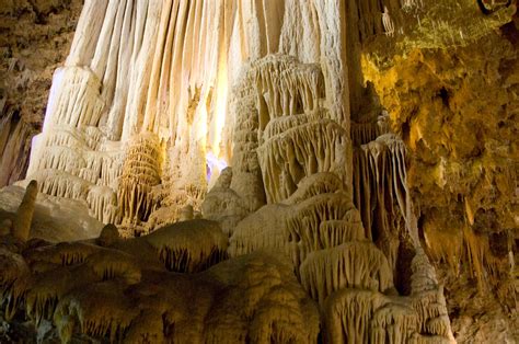  Les Grottes de Clamouse: Hidden Wonders Carved by Time and Water!