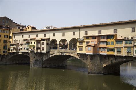  Ponte Vecchio:สะพานโบราณที่เต็มไปด้วยร้านค้าและความโรแมนติก!