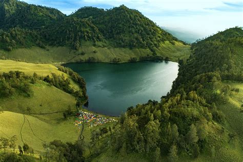  Ranau Kumbolo!  ผจญภัยสุดตื่นเต้นบนยอดเขาไฟที่สง่างาม