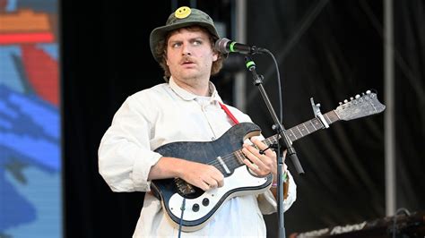 What Guitar Does Mac DeMarco Use: Exploring the Quirky World of Indie Guitar Tones